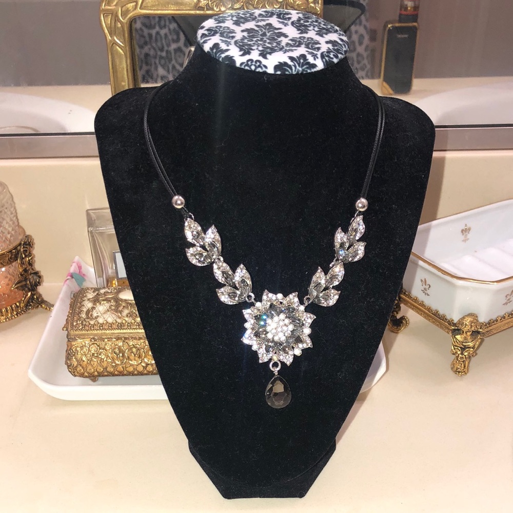 NWT Betsey Johnson Beautiful Rhinestone Necklace